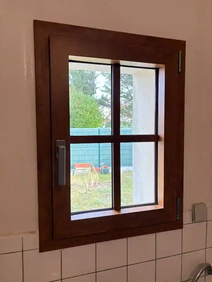 Fenêtre aluminium oscillo battant imitation bois avec vitrage sécurité sur vannes